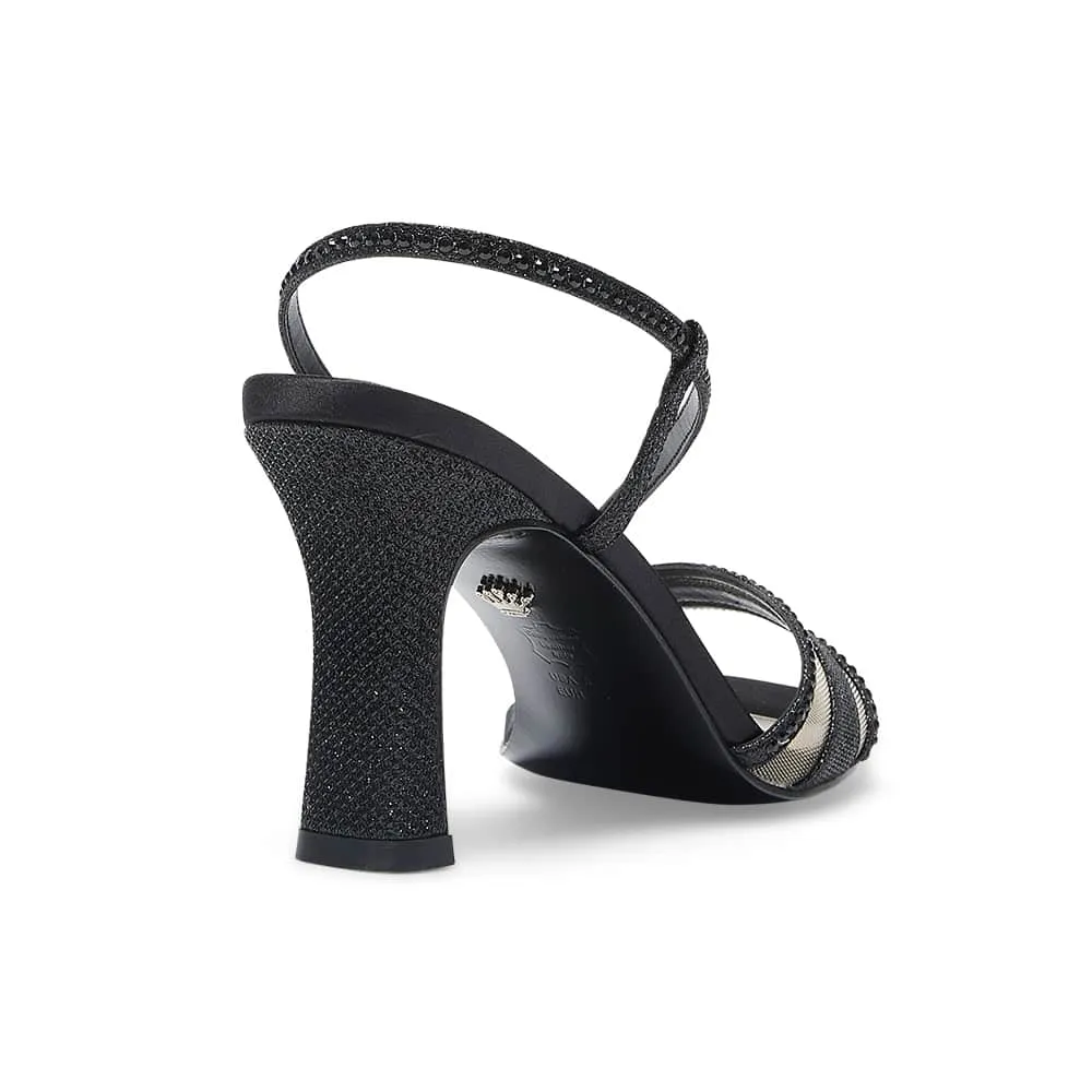 Abbi Heel in Black Dreamland