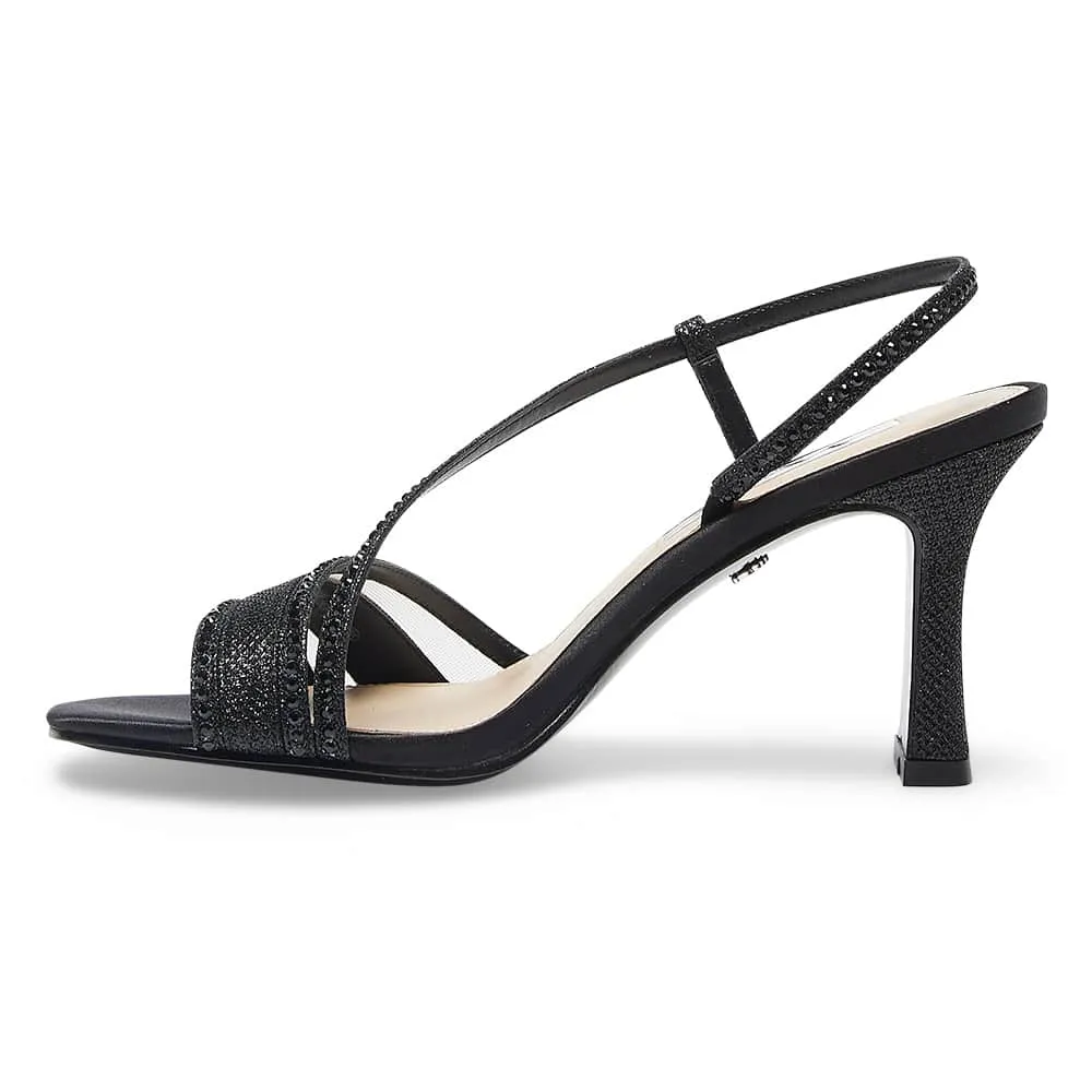 Abbi Heel in Black Dreamland